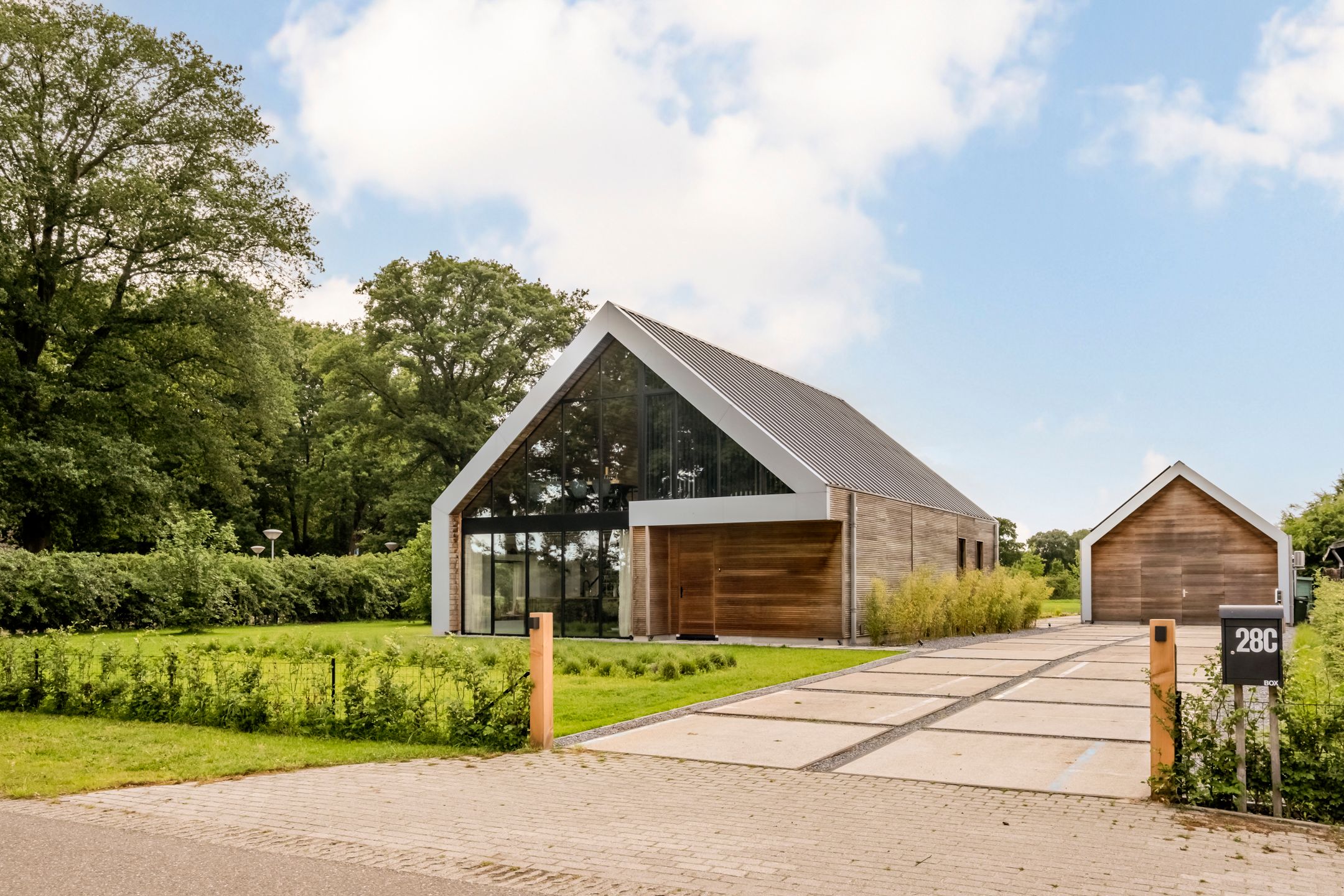 908.jpg?options=width=2160