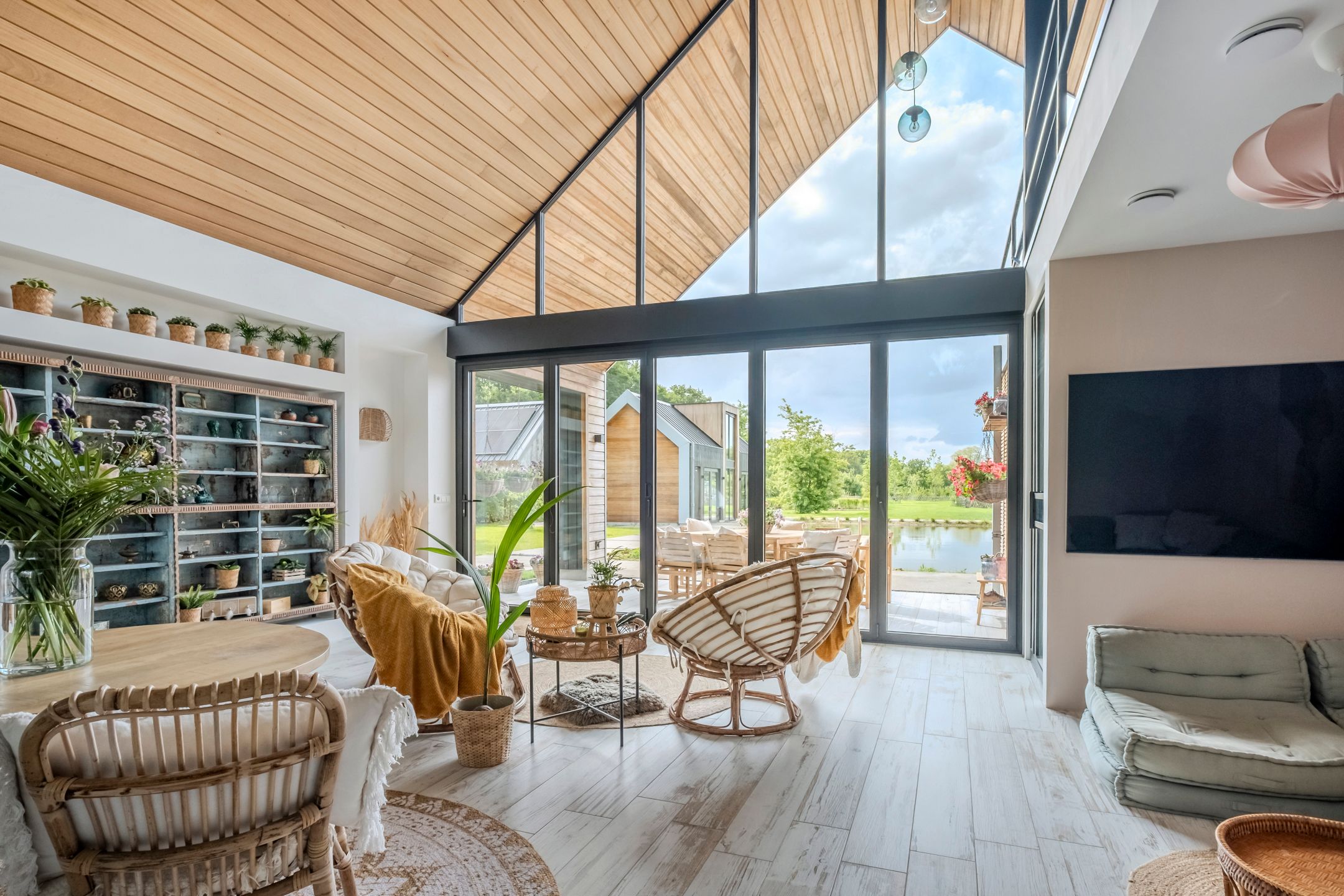 933.jpg?options=width=2160