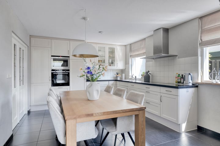 Photo 16 of Narcisstraat 12