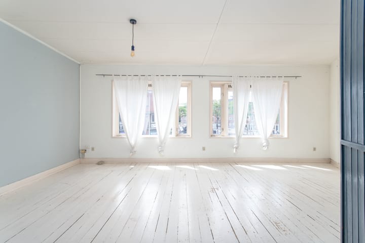 Foto 2 van Laan van Nieuw-Guinea 143-BS