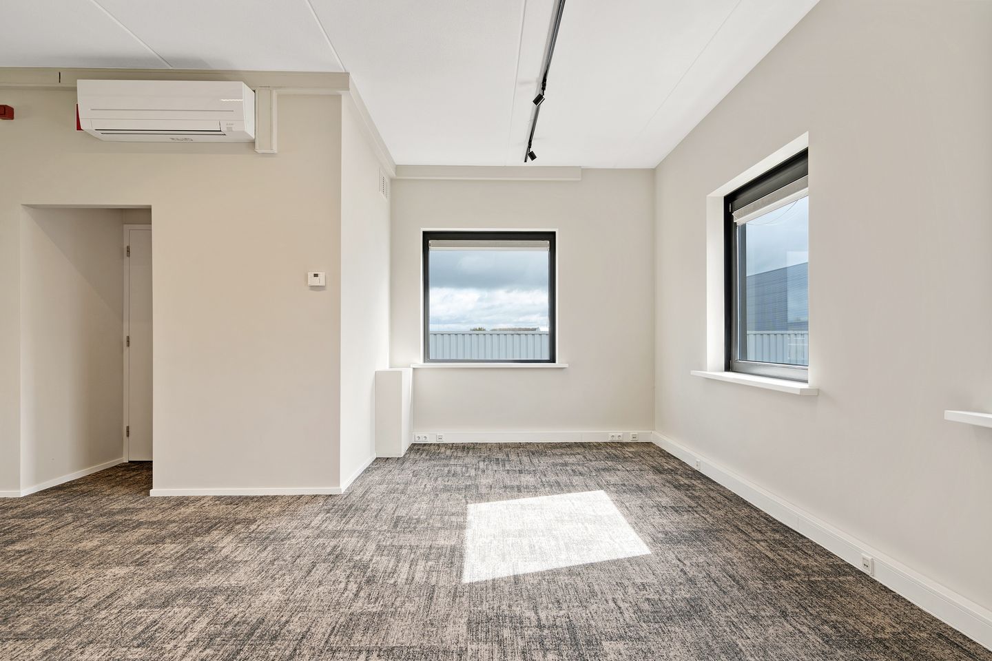 View photo 4 of Effect 2-b