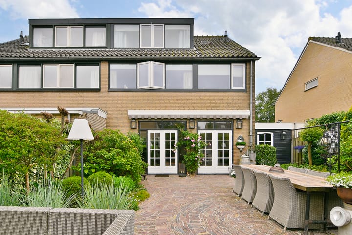 Foto 2 van Vliegersplein 15