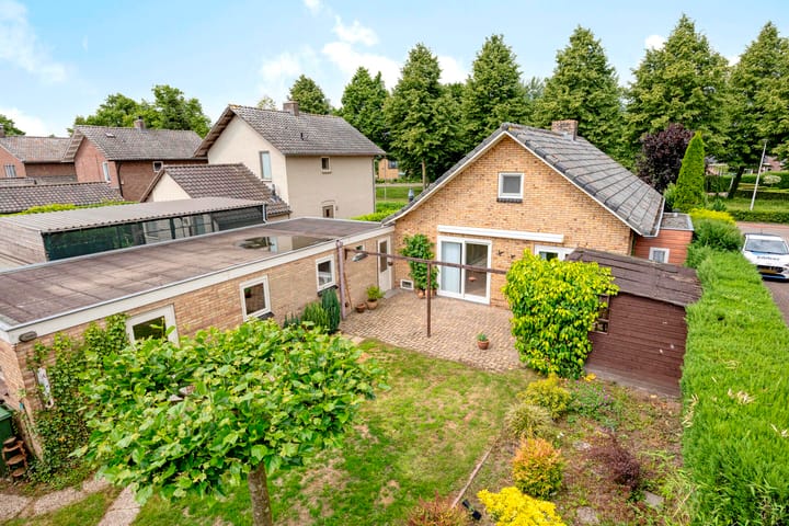 Foto 36 van Burgemeester Lewe van Aduardplein 1