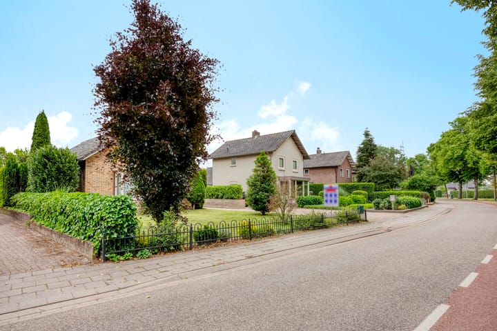 Foto 40 van Burgemeester Lewe van Aduardplein 1