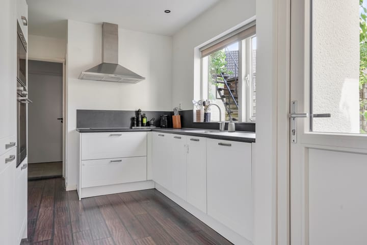 Photo 10 of Bisschop Zwijsenstraat 112