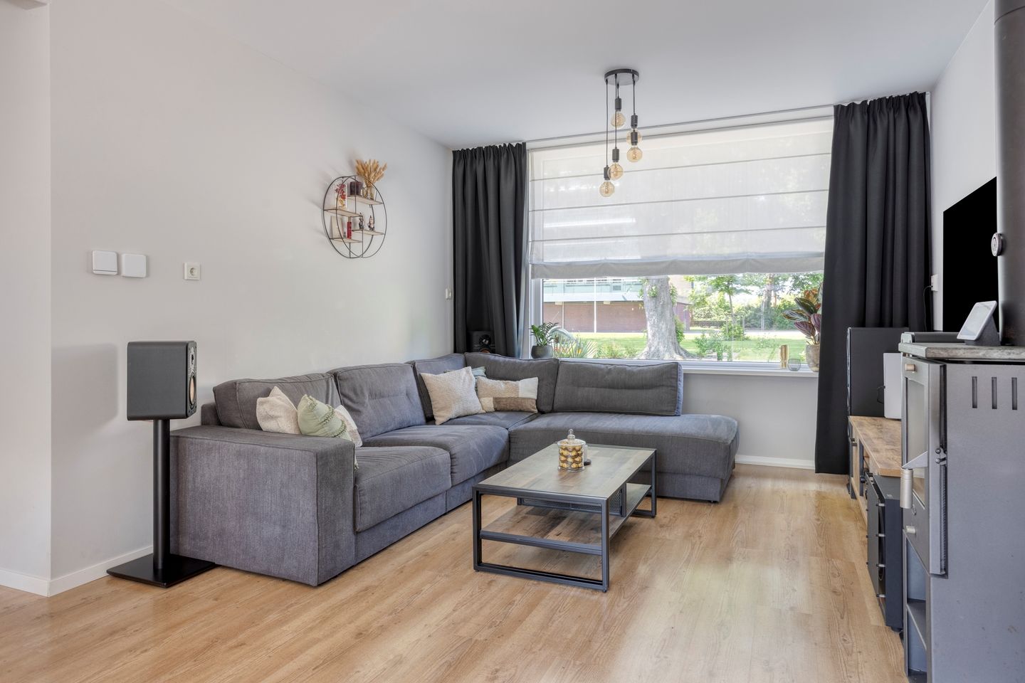 Photo 4 of Diepenbrockstraat 16