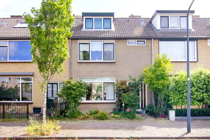 Foto 1 van Bertha von Suttnerstraat 49