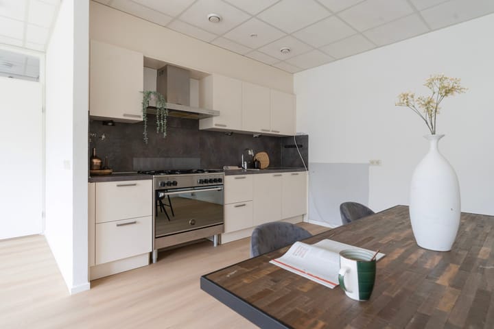 Photo 3 of Lieuwkemastraat 7