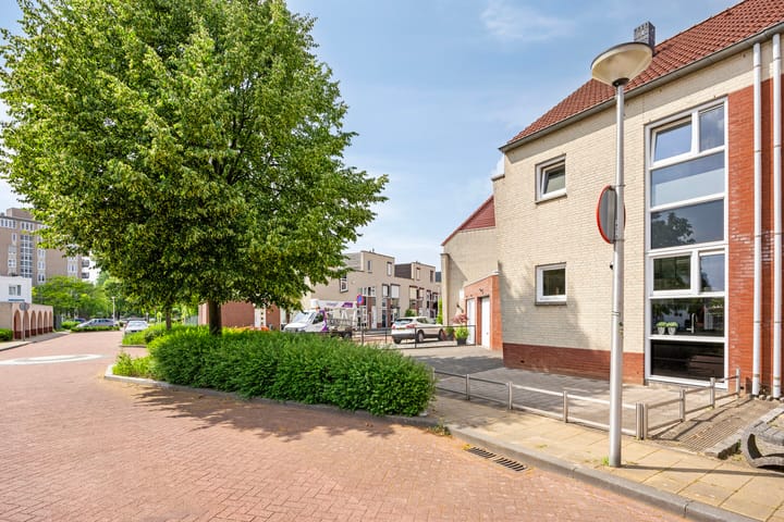 Photo 4 of Directeur Petersstraat 21