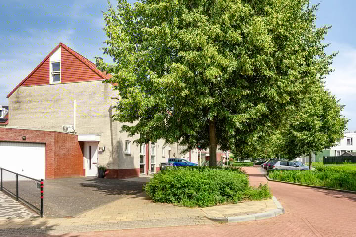 Photo 5 of Directeur Petersstraat 21