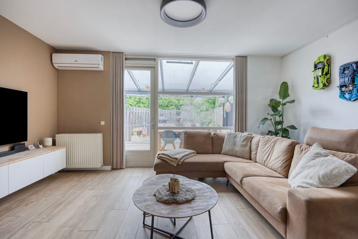 Photo 2 of Directeur Petersstraat 21