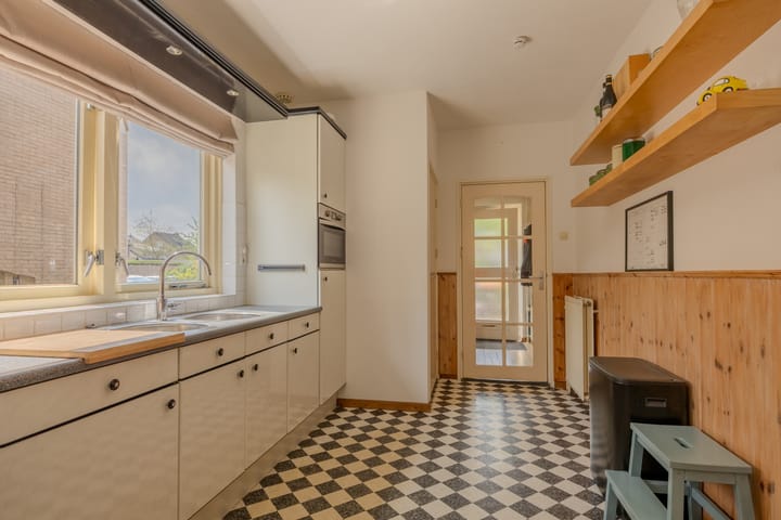 Photo 4 of Directeur Trompstraat 35