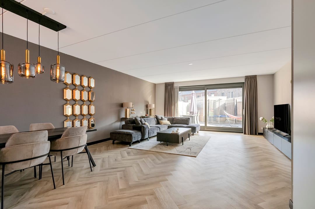 Photo 8 of Titanium 4