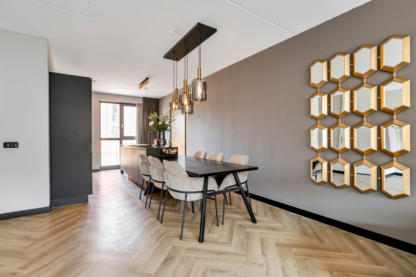 Photo 14 of Titanium 4