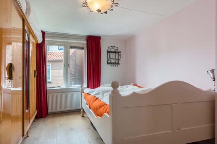 Foto 21 van van Limburg Stirumstraat 27-B