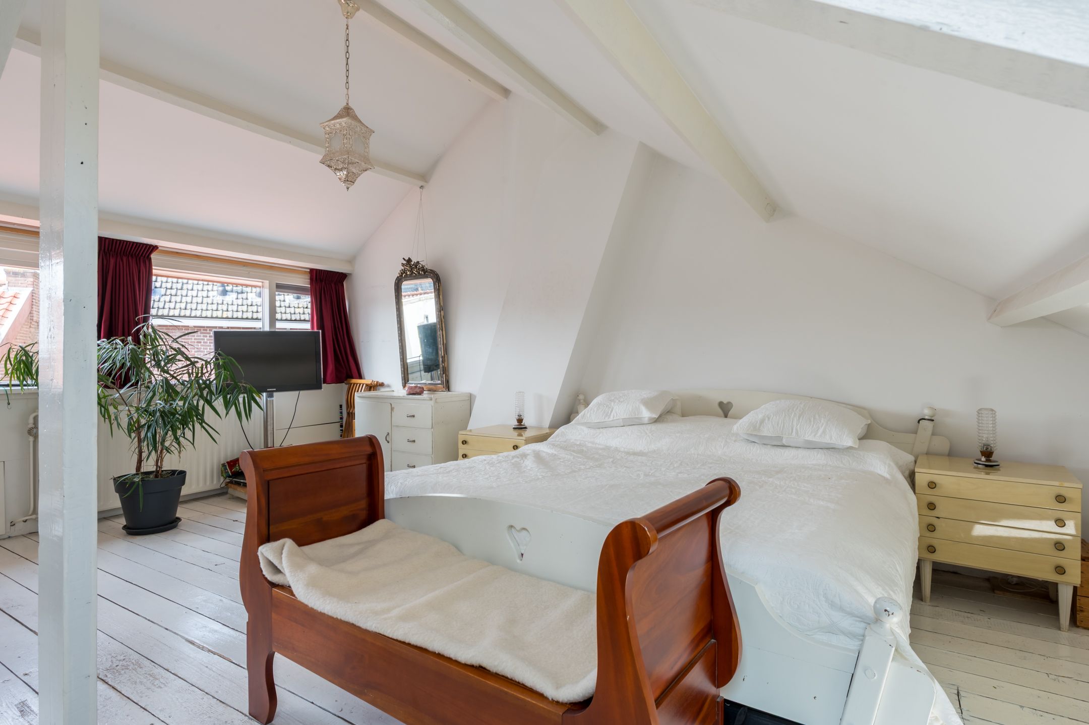 Foto 33 van van Limburg Stirumstraat 27-B