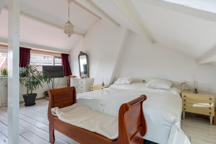 Foto 33 van van Limburg Stirumstraat 27-B