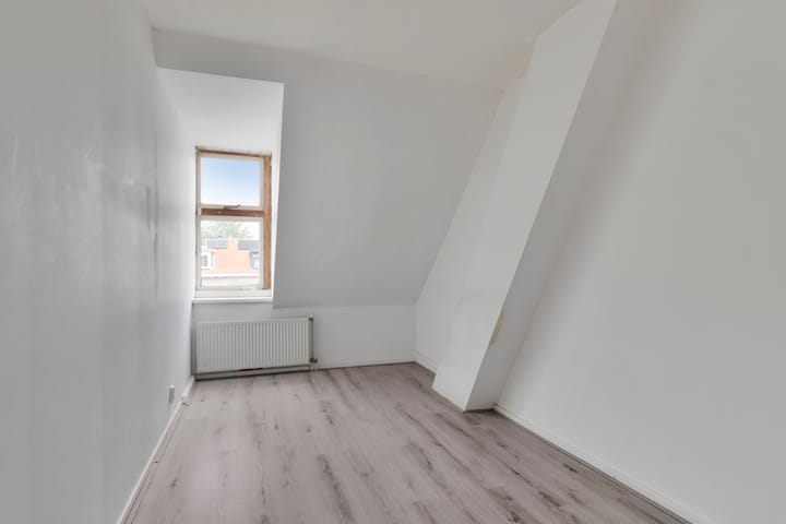 Photo 14 of Burgemeester van Esstraat 127