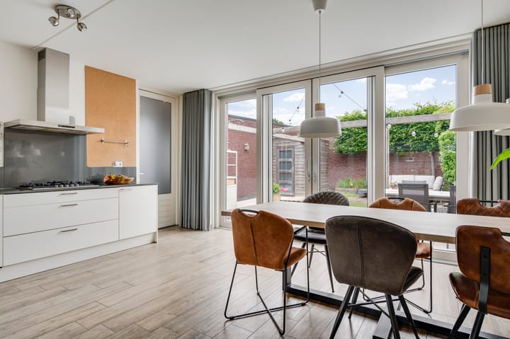 Photo 12 of Amaliastraat 18