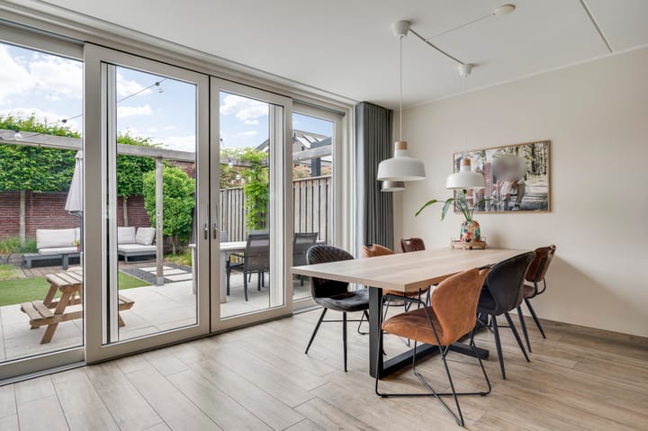 Photo 13 of Amaliastraat 18