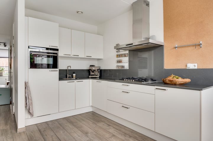 Photo 16 of Amaliastraat 18