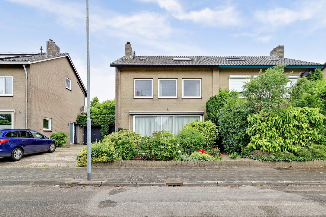 Foto 1 van Dorpsplein 9