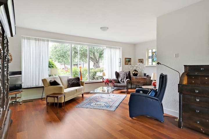 Photo 4 of Dorpsplein 9