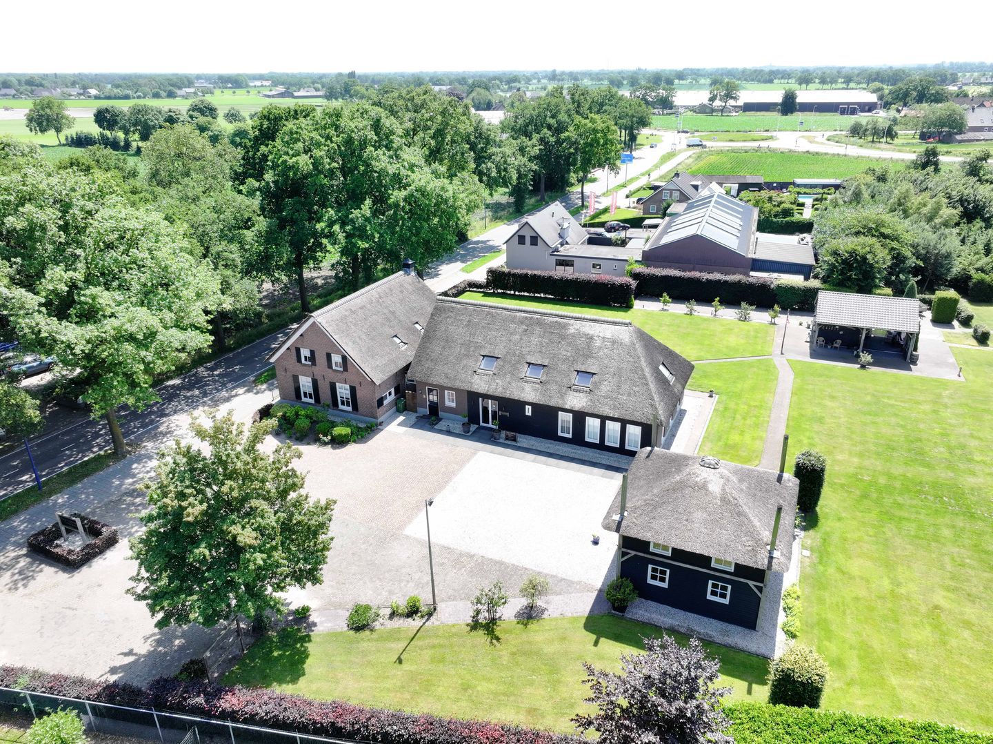 Bekijk foto 2 van Gemertseweg 2