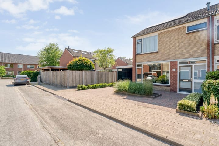 Foto 10 van Meidoornstraat 1