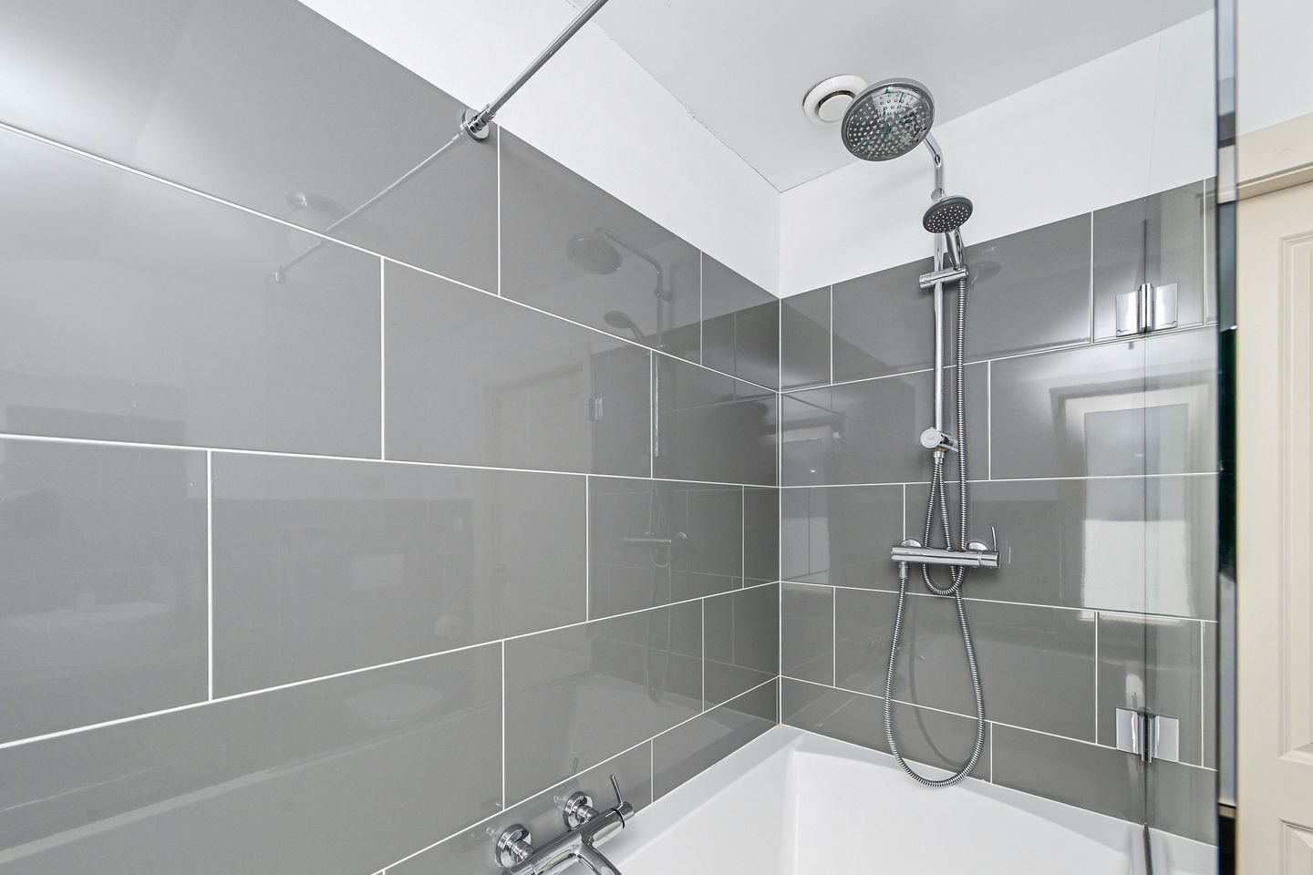 Photo 35 of Witte de Withstraat 9