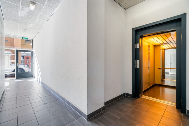 Photo 12 of Van Berlostraat 24