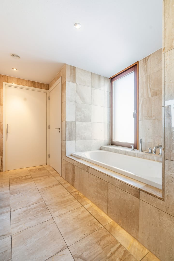 Photo 43 of Van Berlostraat 24