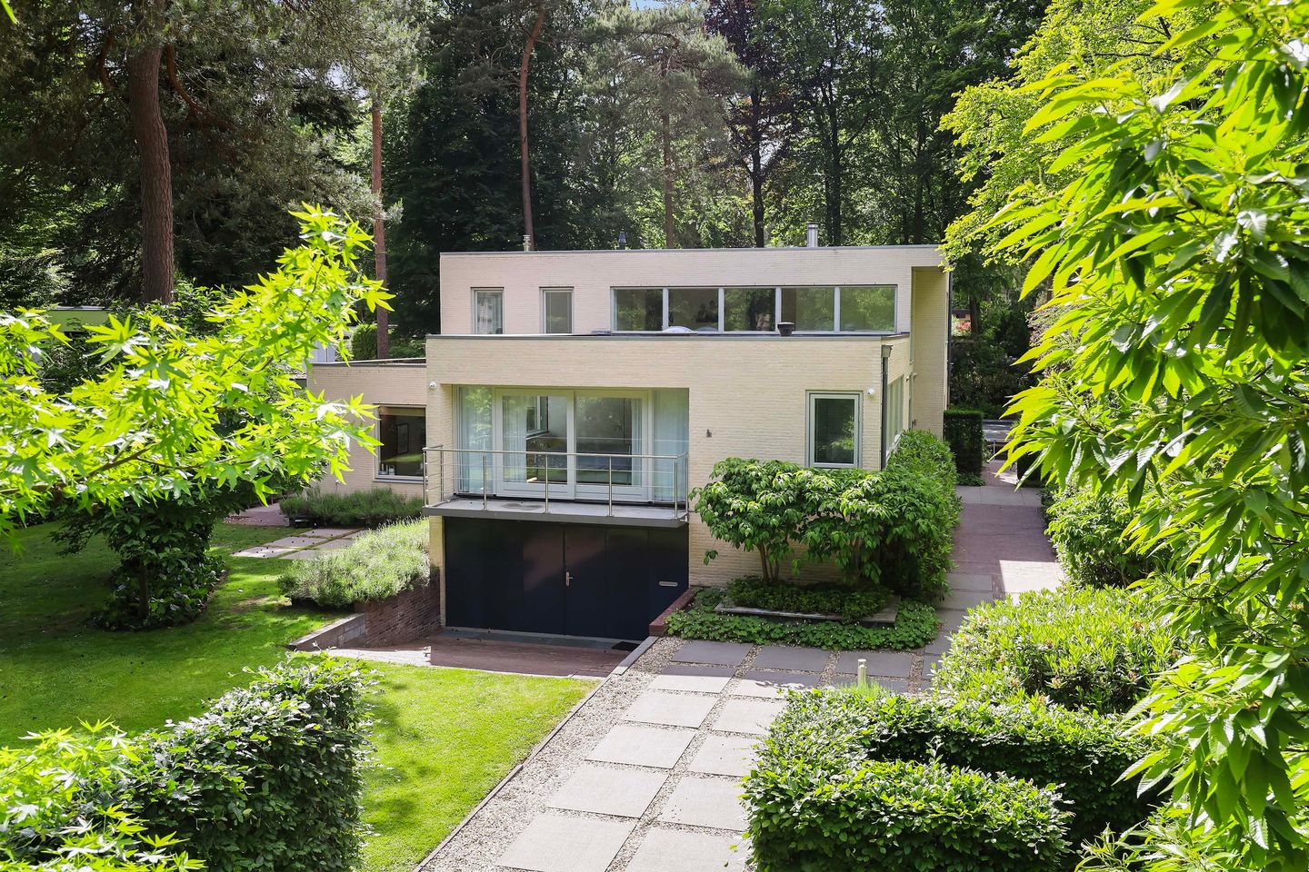 Foto 1 van Burg. Roosmale Nepveulaan 16