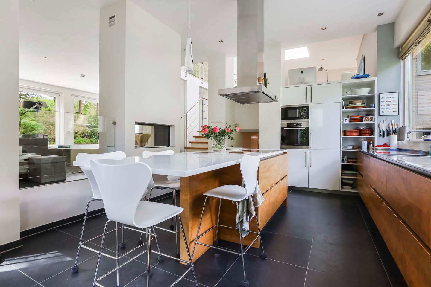 Foto 10 van Burg. Roosmale Nepveulaan 16