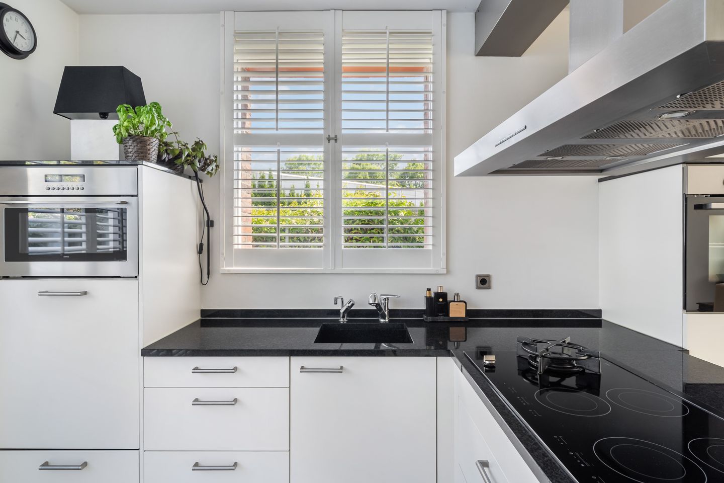 Foto 20 van Lilian Ngoyiweg 176