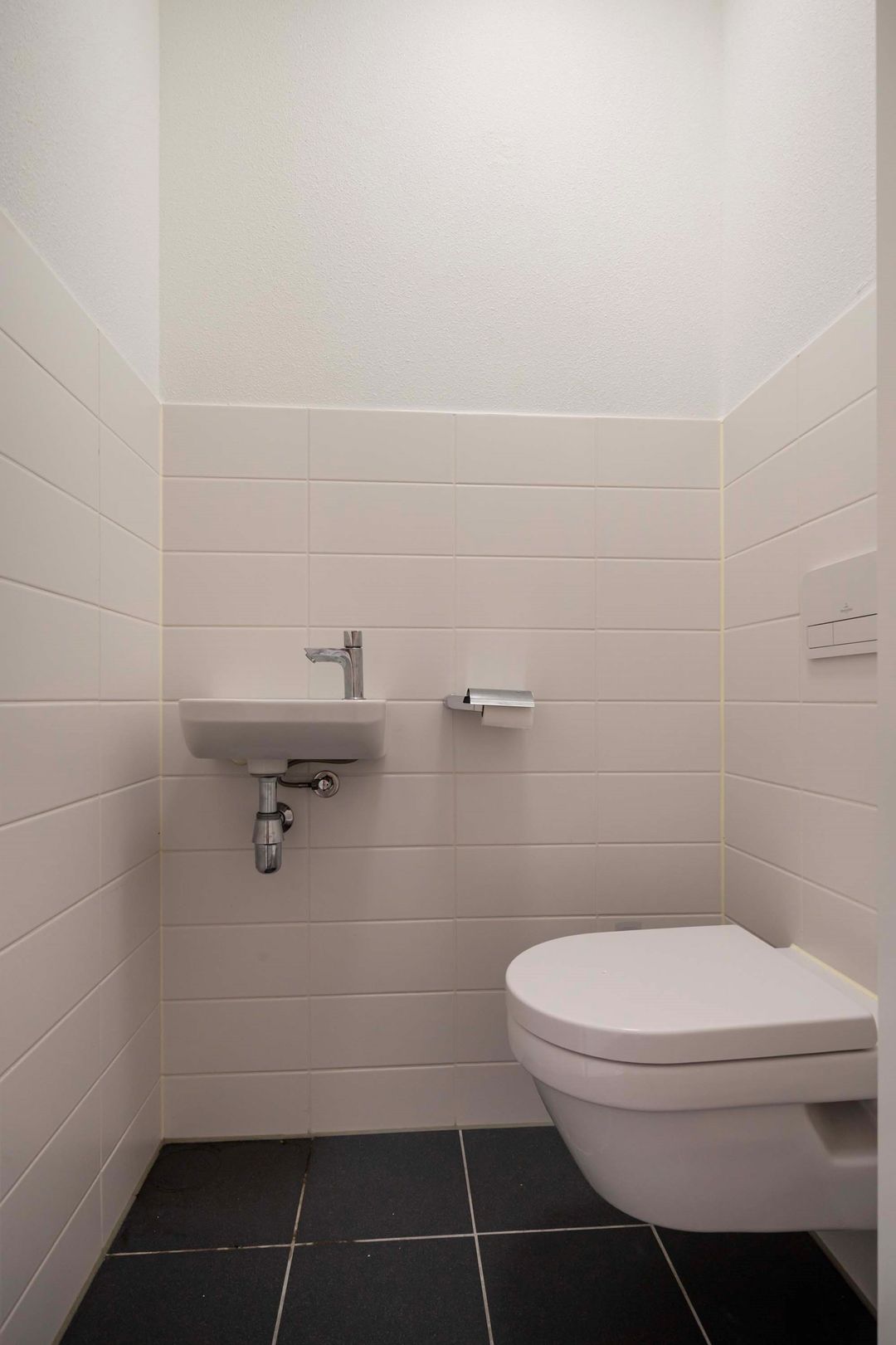 Photo 11 of Van Vollenhovenstraat 3-421