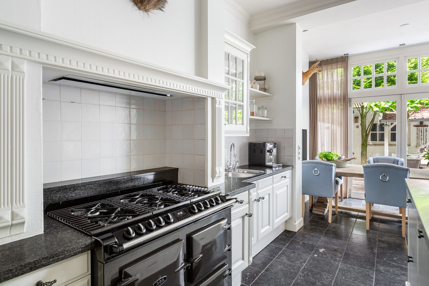 Foto 25 van Burg. Van der Lelykade 4