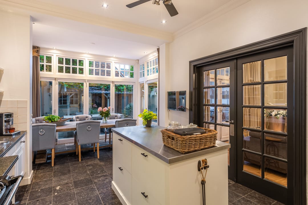 Foto 28 van Burg. Van der Lelykade 4