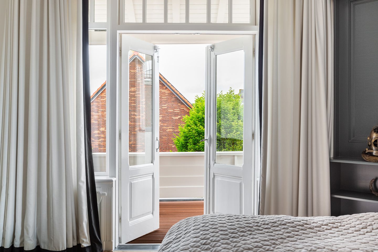 Foto 50 van Burg. Van der Lelykade 4