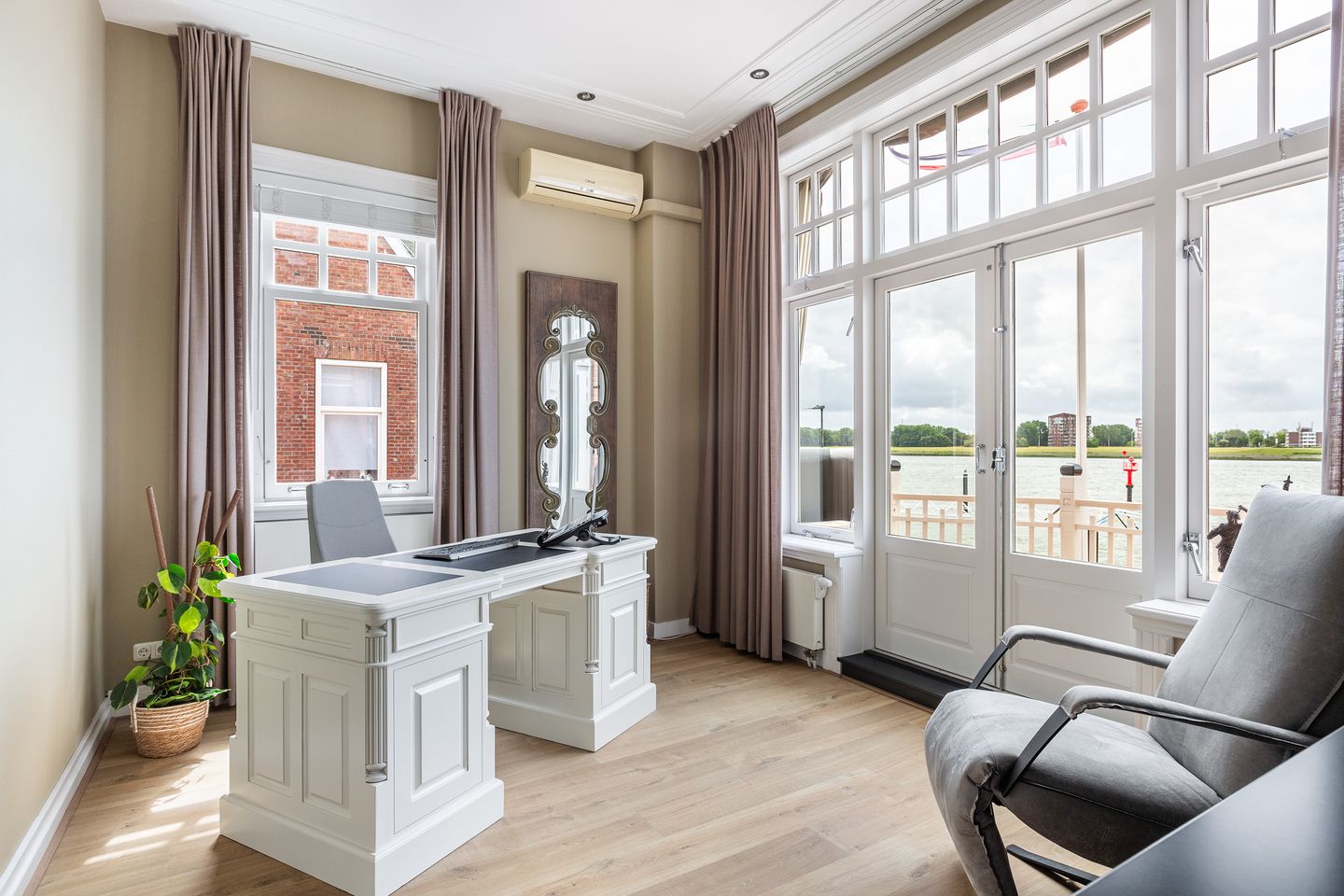 Foto 55 van Burg. Van der Lelykade 4