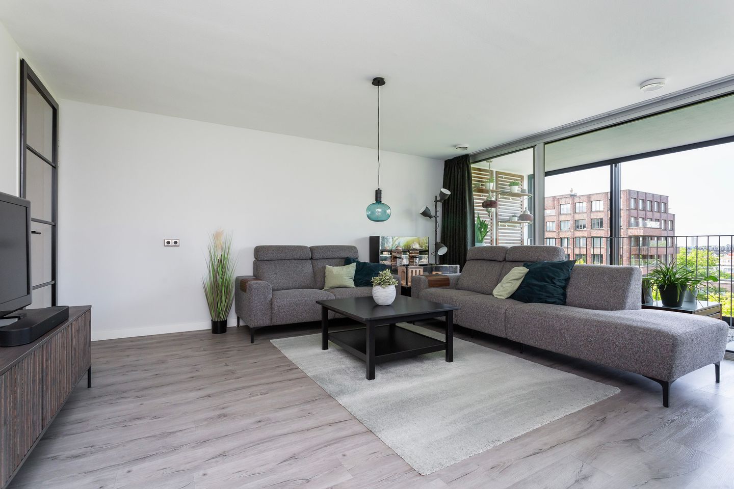 Laan op Zuid 830 main image