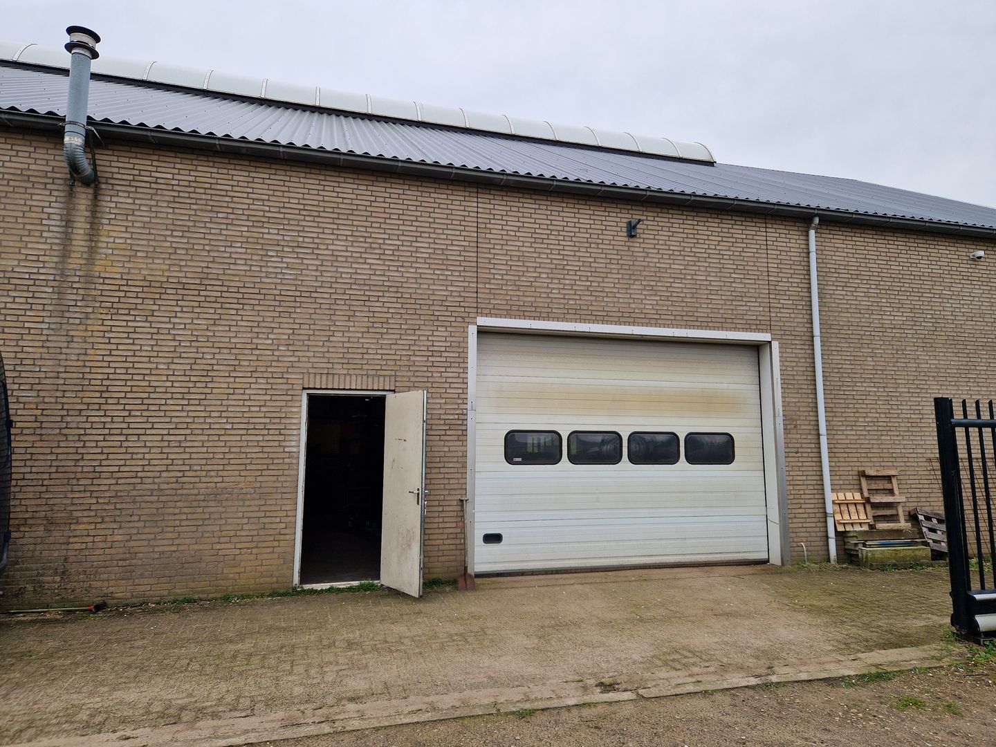 Bekijk foto 2 van Van Schagenstraat 25