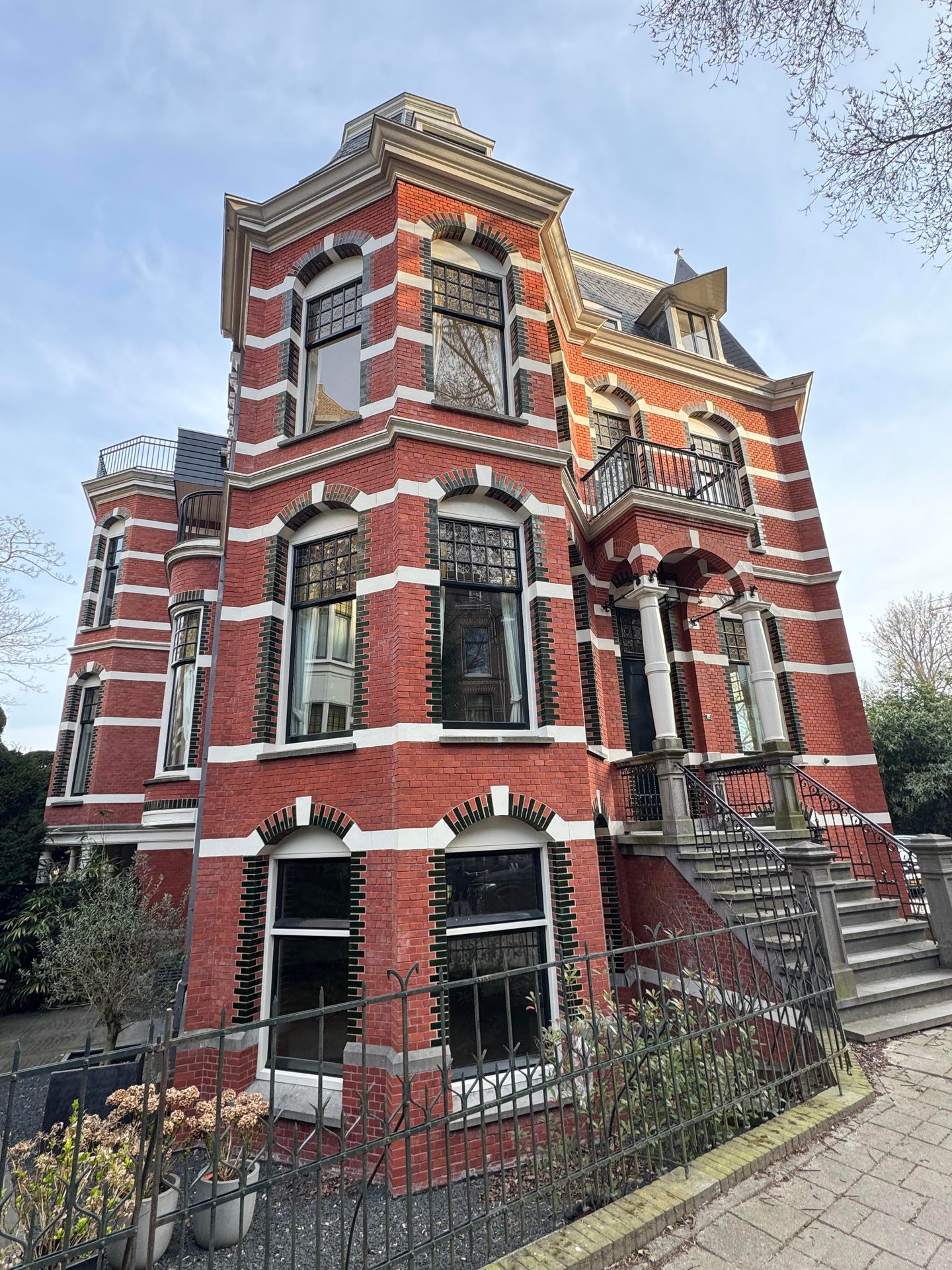 View photo 2 of Van Eeghenstraat 82