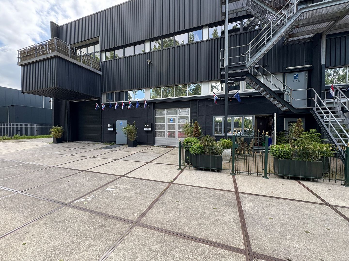 View photo 1 of Neutronstraat 7-7