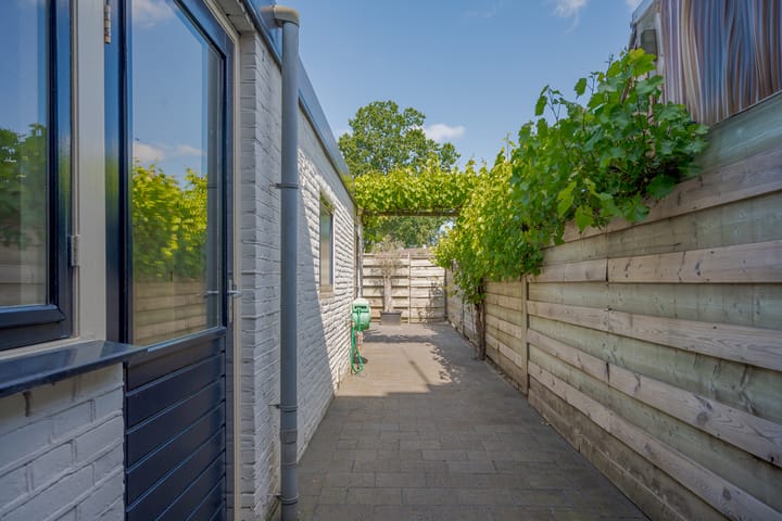 Foto 9 van M A de Ruyterstraat 31