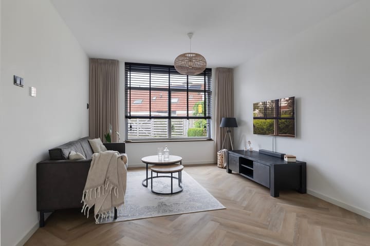 Photo 13 of Pieter Meeterstraat 8