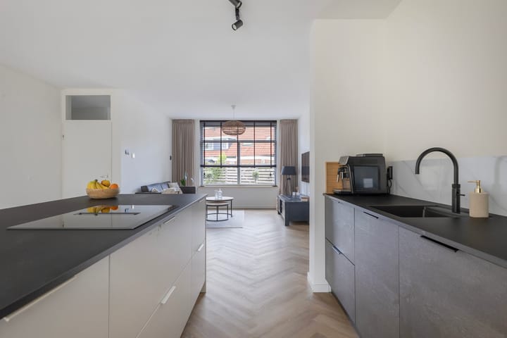 Photo 18 of Pieter Meeterstraat 8