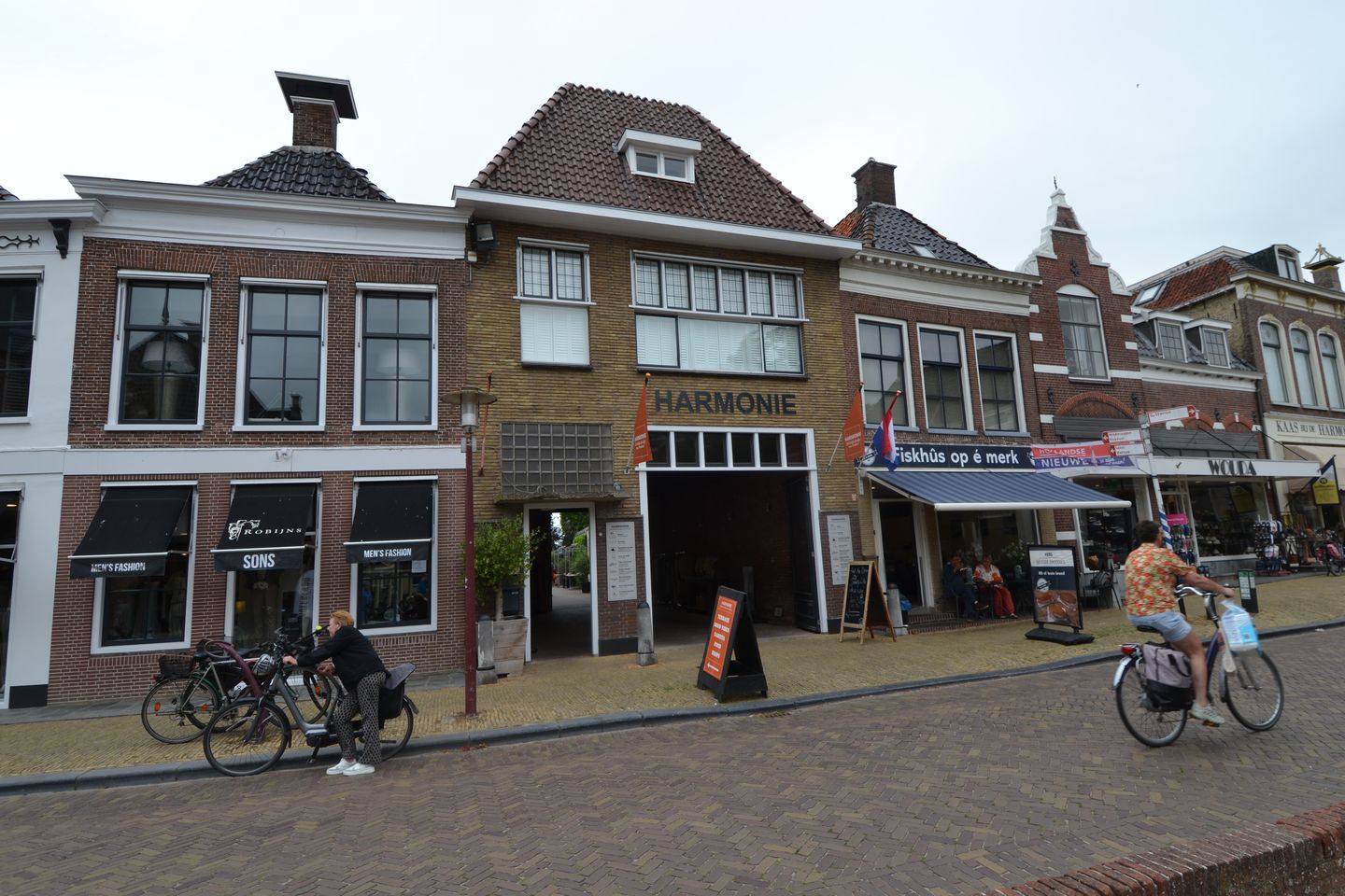 View photo 2 of Merk 22