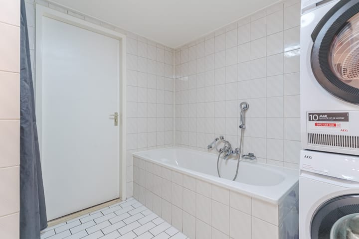 Photo 18 of Heulstraat 63