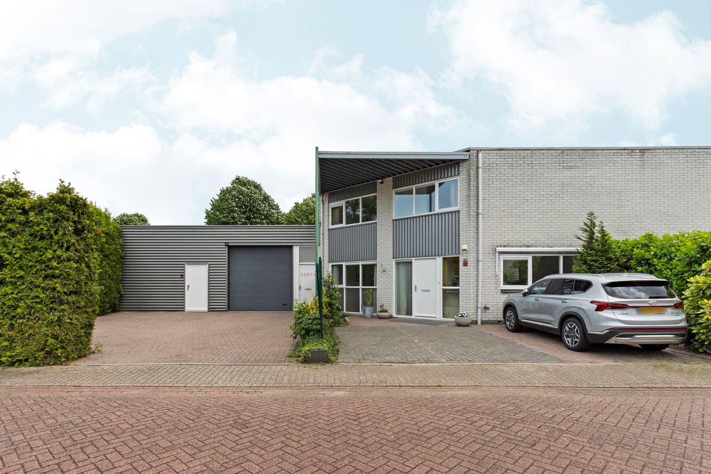 View photo 1 of Fioringrasstraat 1-3